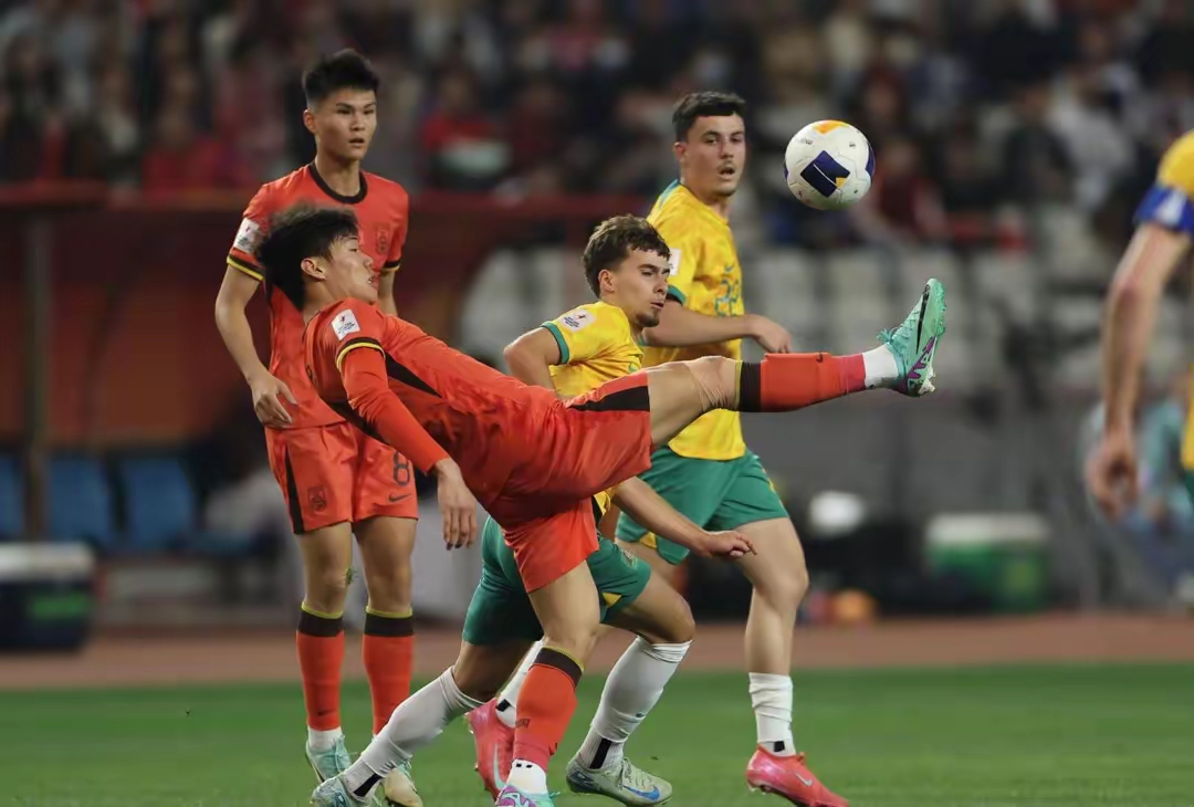 关于足球赛事：球队士气高昂备战决战的信息